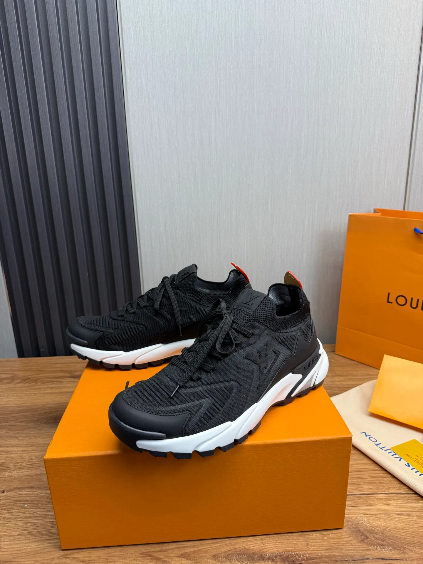Men's Men's Shoes 580💰 🌈LV | Louis Vuitton 2025 LV Louis Vuitton L House Donkey Brand Latest Olympia Series Couple Style Silver Horn King Casual Sports Shoes Running Shoes This LV Olympia sports shoe combines mesh fabric and metallic synthetic leather and other technical fabrics to reinterpret the classic running shoe design with a neat and simple design. Lightweight EVA outsole provides a stretchy fit. Rich details such as Monogram embossing and LV letters establish recognition. Exquisite packaging at the delivery counter 🛍📦 ▪️Fabric: original imported technical fabric + mesh ▪️Inner lining: original customized breathable mesh ▪️Sole: original molded rubber foam material ▪️Sole thickness: 3.5CM ▪️Size: 38-44 yards